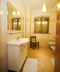 Vista del bagno in comune con la stanza Arancione